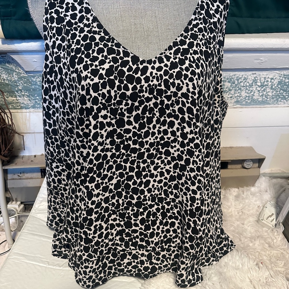 Black & White Animal Print V-Neck Women's Tank Top